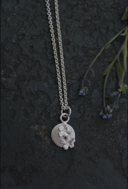 Talisman Anhänger mit 2 Vergissmeinnicht Blüten