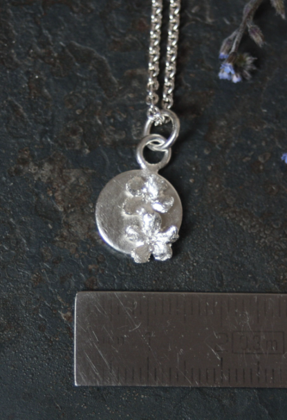 Talisman Anhänger mit 2 Vergissmeinnicht Blüten