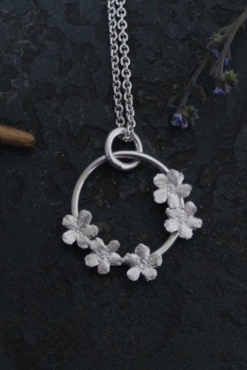5 Vergissmeinnicht Blüten an einem Silberring mit Kette