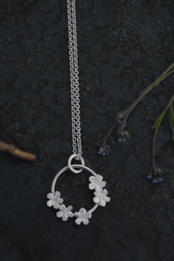 5 Vergissmeinnicht Blüten an einem Silberring mit Kette