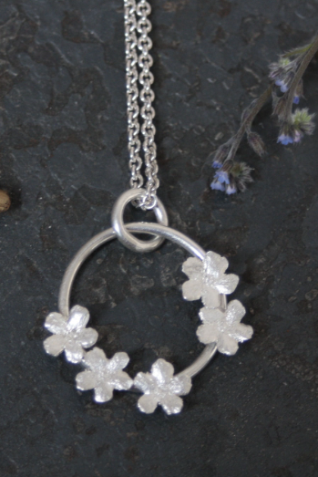 5 Vergissmeinnicht Blüten an einem Silberring mit Kette