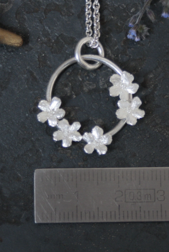 5 Vergissmeinnicht Blüten an einem Silberring mit Kette