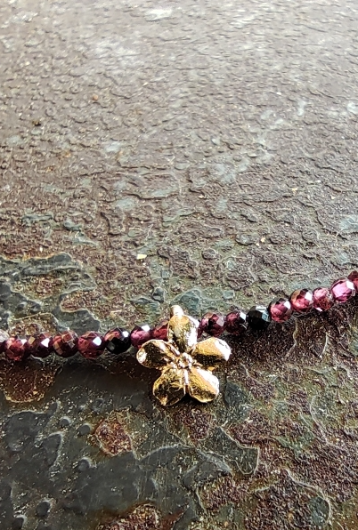Granat Kette mit vergoldetem Vergissmeinnicht