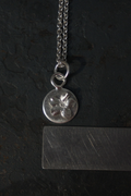 Talisman Anhänger mit einem großen Vergissmeinnicht