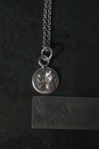 Talisman Anhänger mit einem großen Vergissmeinnicht