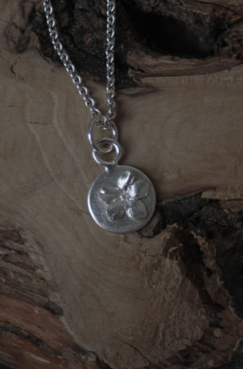 Talisman Anhänger mit einem großen Vergissmeinnicht
