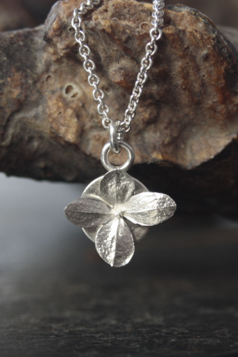 Talisman Anhänger mit mini Hortensie