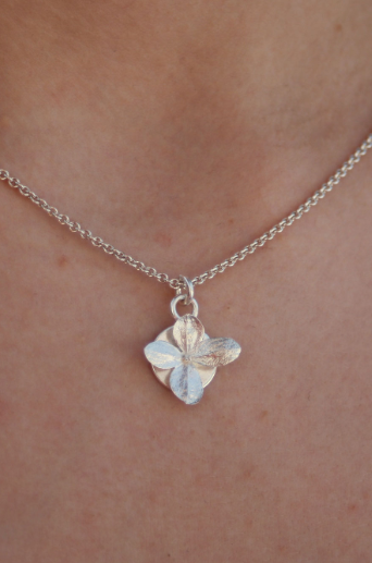 Talisman Anhänger mit mini Hortensie