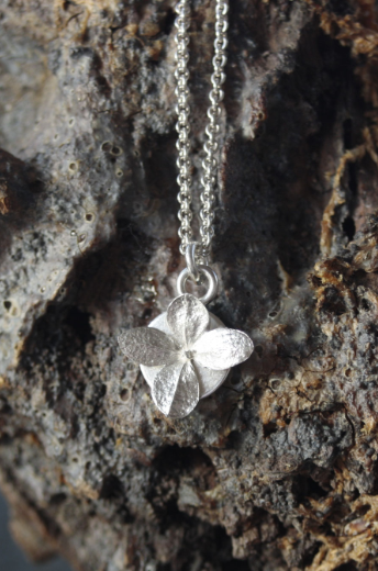 Talisman Anhänger mit mini Hortensie