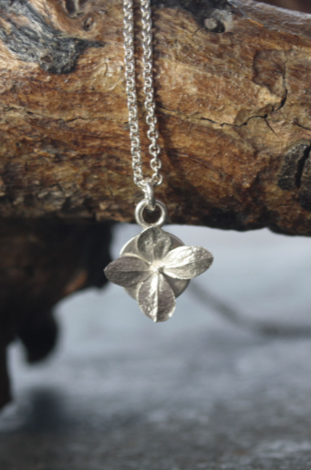 Talisman Anhänger mit mini Hortensie