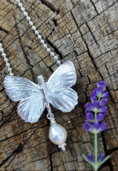 Kleines Schmetterlings Collier mit Perle