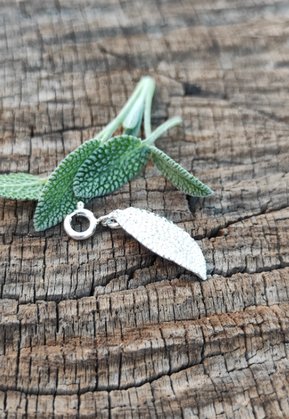 Mini Salbei Blatt Anhänger mit Karabiner
