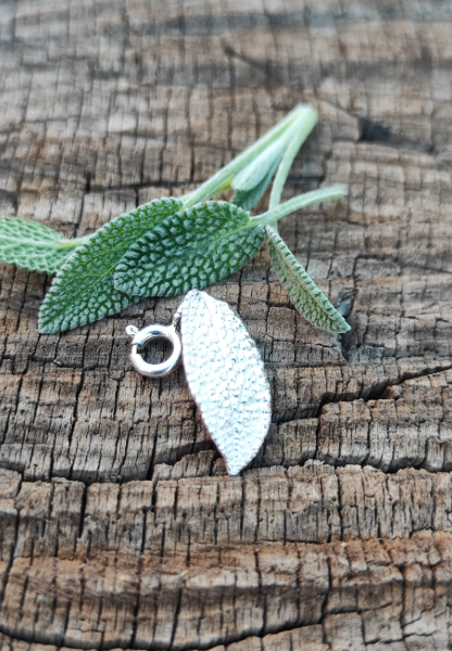 Mini Salbei Blatt Anhänger mit Karabiner