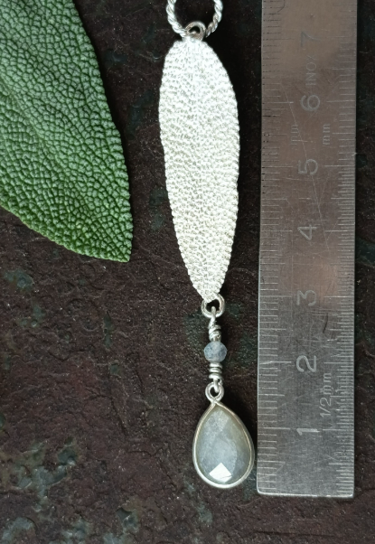Salbei Blatt Anhänger mit Labradorit Tropfen