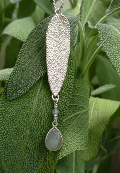 Salbei Blatt Anhänger mit Labradorit Tropfen