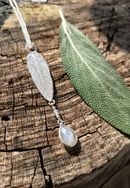 Salbei Blatt Anhänger mit Labradorit Tropfen