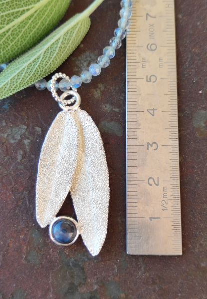 Neu Salbei Blatt Anhänger mit zwei Blättern und Labradorit