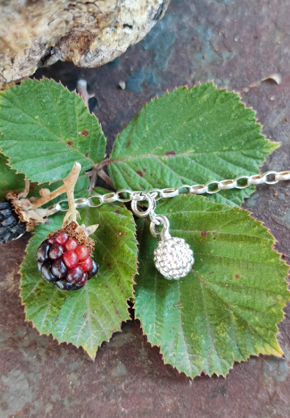 Mini Beeren Anhänger mit Karabiner