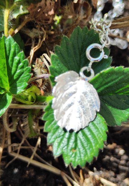 Mini Erdbeer Blatt Anhänger mit Karabiner