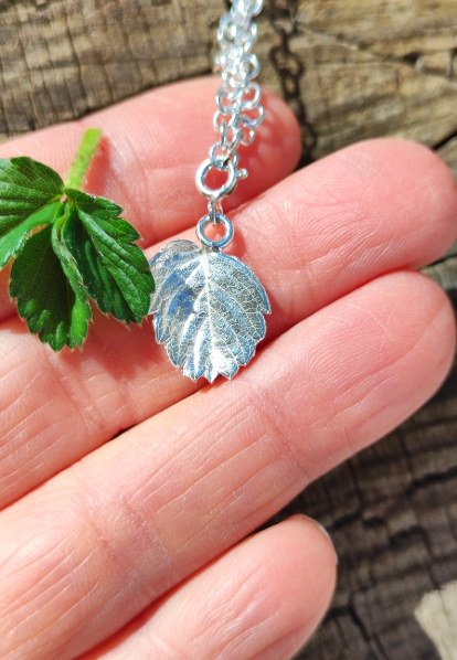 Mini Erdbeer Blatt Anhänger mit Karabiner