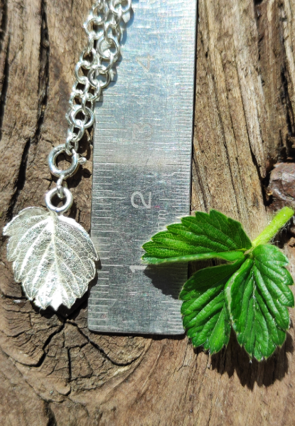 Mini Erdbeer Blatt Anhänger mit Karabiner