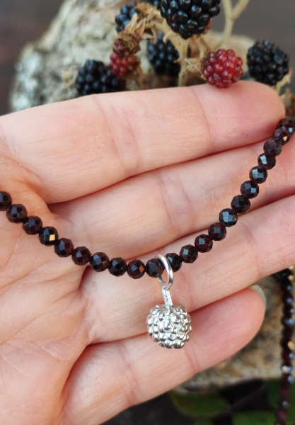 Granat Kette mit Mini Brombeere