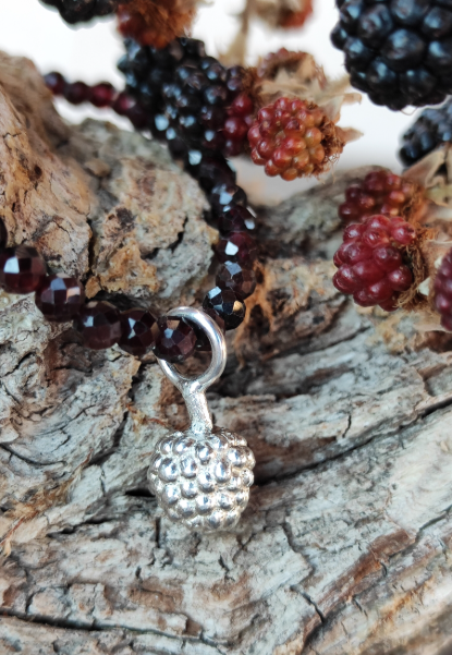 Granat Kette mit Mini Brombeere