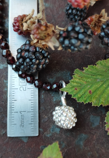 Granat Kette mit Mini Brombeere