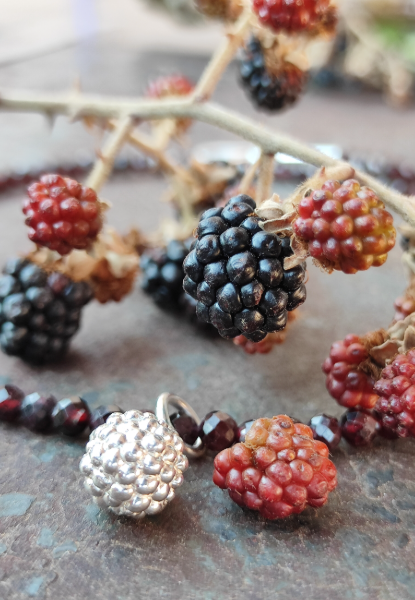 Granat Kette mit Mini Brombeere