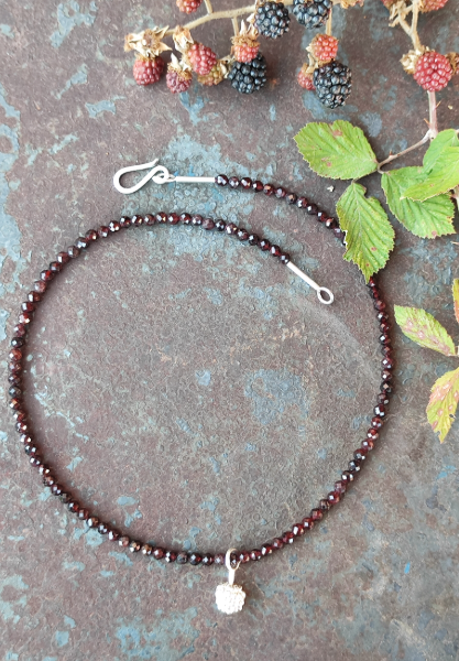 Granat Kette mit Mini Brombeere