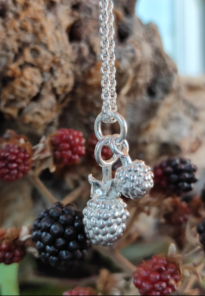 Beeren Anhänger mit zwei Beeren