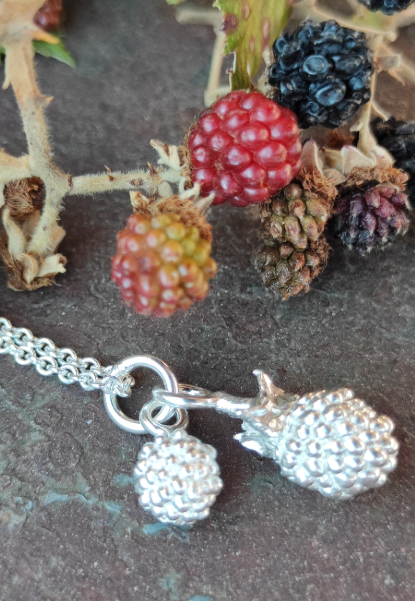 Beeren Anhänger mit zwei Beeren
