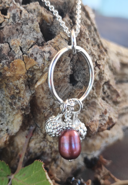Beeren Anhänger an einem Silberring mit Süßwasserperle