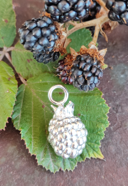 Großer Beeren Anhänger mit kleiner Öse