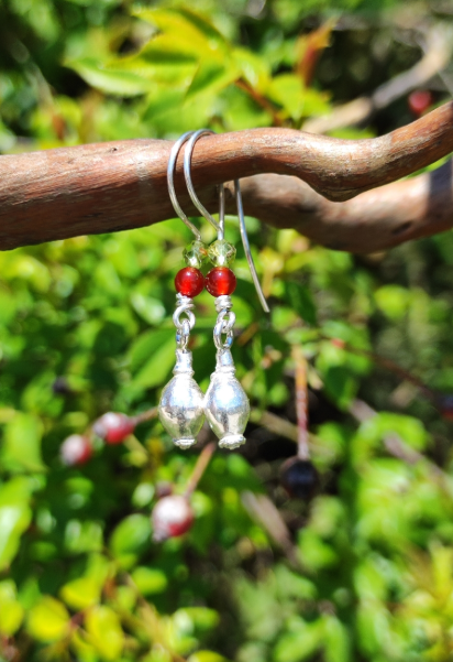 Mini Hagebutten Ohrhänger mit Peridot und Karneol