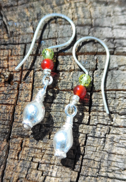 Mini Hagebutten Ohrhänger mit Peridot und Karneol
