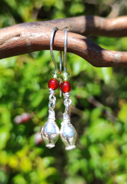 Mini Hagebutten Ohrhänger mit Peridot und Karneol