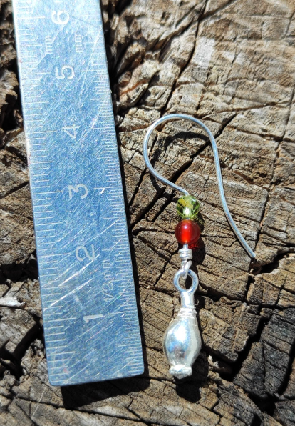 Mini Hagebutten Ohrhänger mit Peridot und Karneol