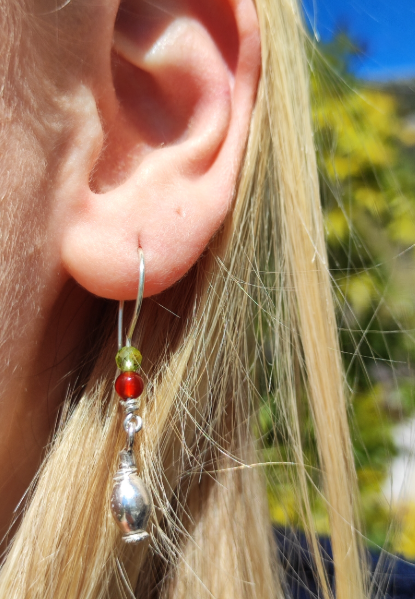 Mini Hagebutten Ohrhänger mit Peridot und Karneol