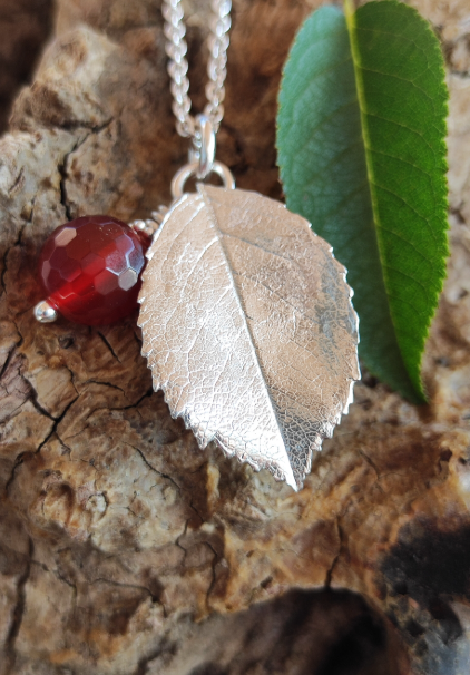 Wild Rosen Blatt Anhänger mit rotem Karneol