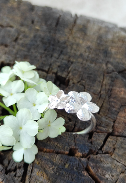 Schneeball Hortensien Ring mit zwei Blüten