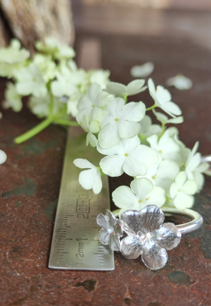 Schneeball Hortensien Ring mit zwei Blüten
