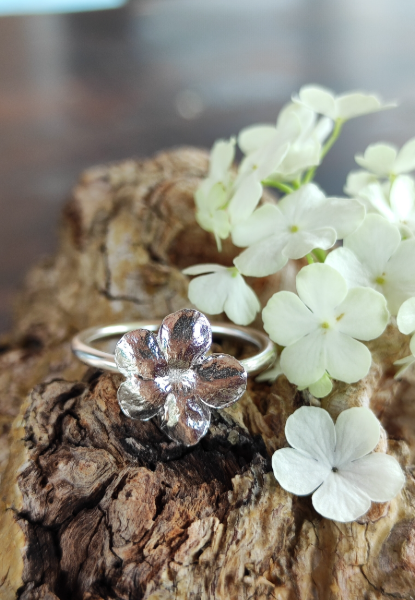 Schneeball Hortensien Ring mit großer Blüte