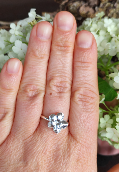 Schneeball Hortensien Ring mit großer Blüte