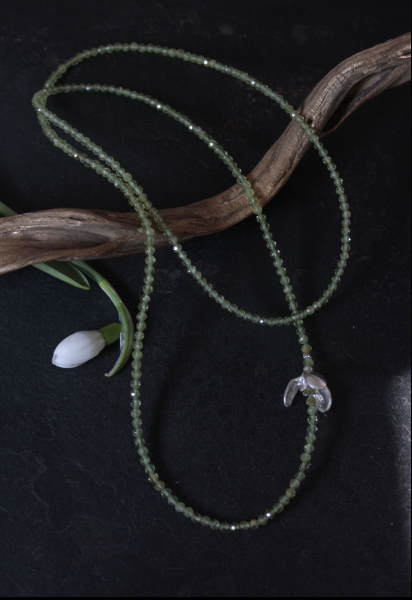 Lange Peridotkette mit Schneeglöckchen