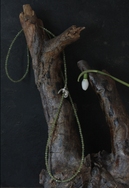 Lange Peridotkette mit Schneeglöckchen