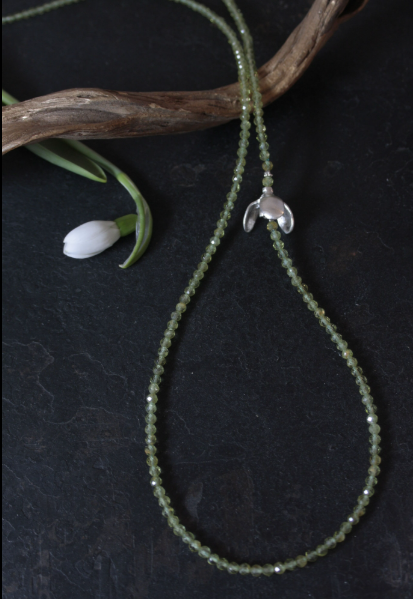 Lange Peridotkette mit Schneeglöckchen