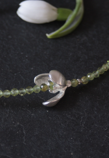 Lange Peridotkette mit Schneeglöckchen