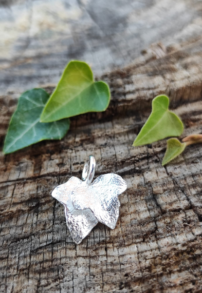 Efeu Blatt Anhänger mit zwei Blättern