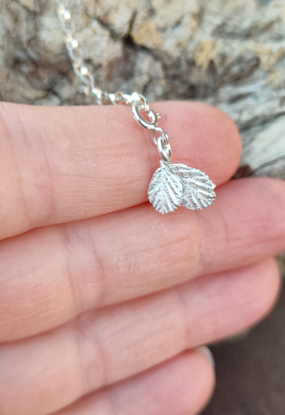 Mini Brombeerenblatt Anhänger mit Karabiner
